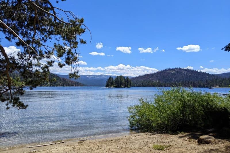 Schmaler Strand am Huntington Lake mit Blick auf eine kleine, bewaldete Insel