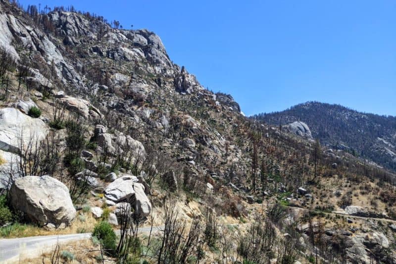 Felsbrocken und karge Vegetation entlang der alten Huntington Lake Road