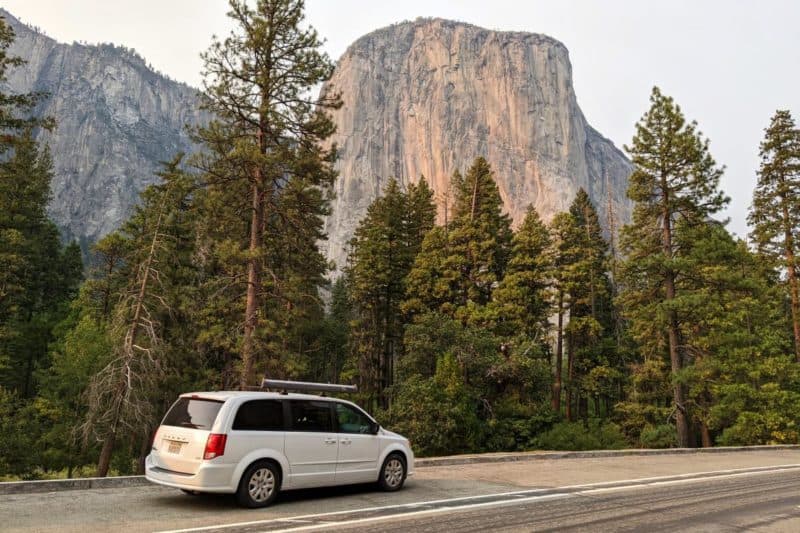 Campervan vor dem Berg El Capitan im Yosemite-Nationalpark