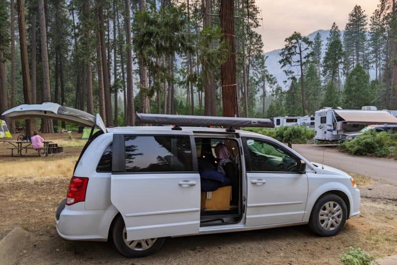 Unser Campervan auf dem Lower Pines Campground in der Abendsonne