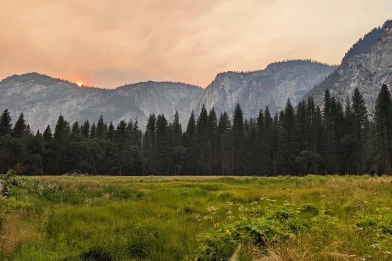 Sonnenuntergang hinter den Bergen im Yosemite National Park