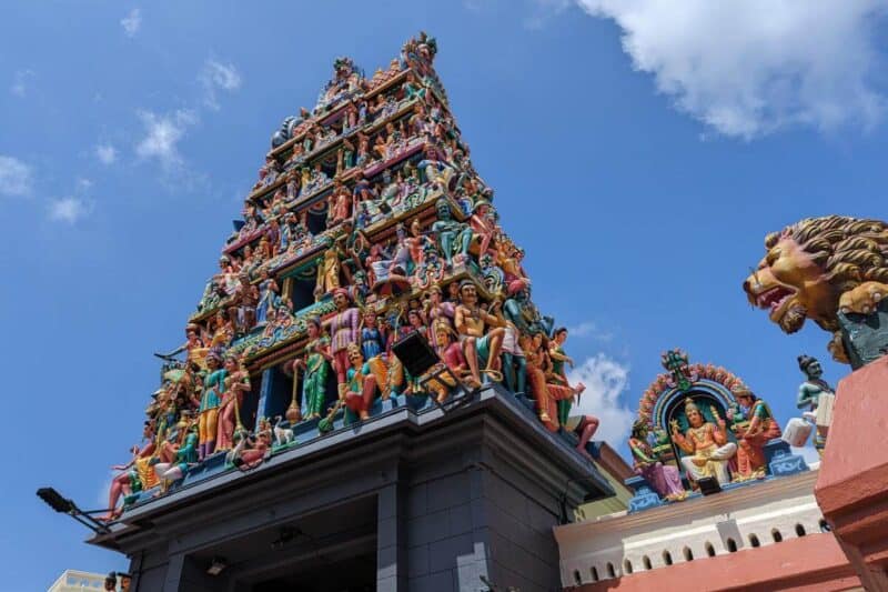Buntes Skulpturendach des Sri Mariamman Tempels in Singapur