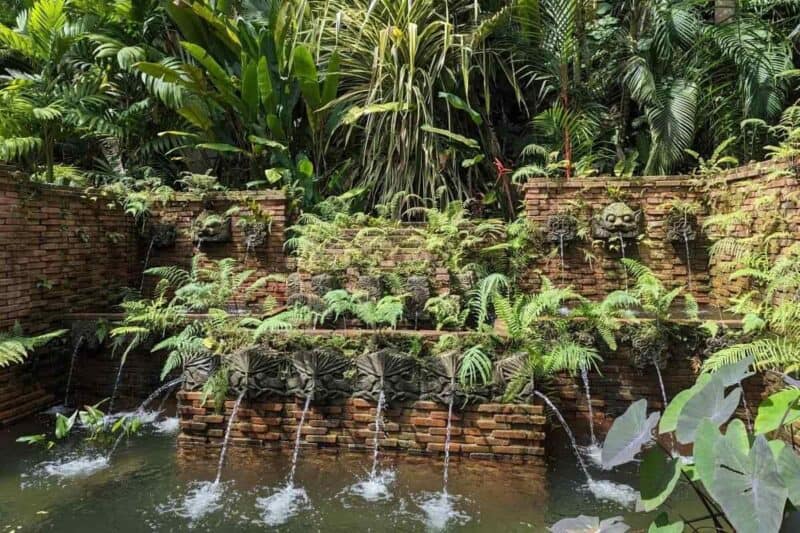 Wasserspeiende Grimassen am Brunnen Pancur Larangan in Singapur