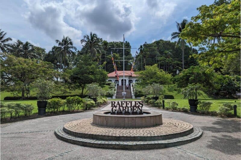 Fahnenmast und Kolonialhaus im Fort Canning Park in Singapur