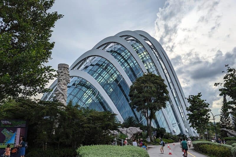 Glaskuppel des Cloud Forest in den Gardens by the Bay in Singapur