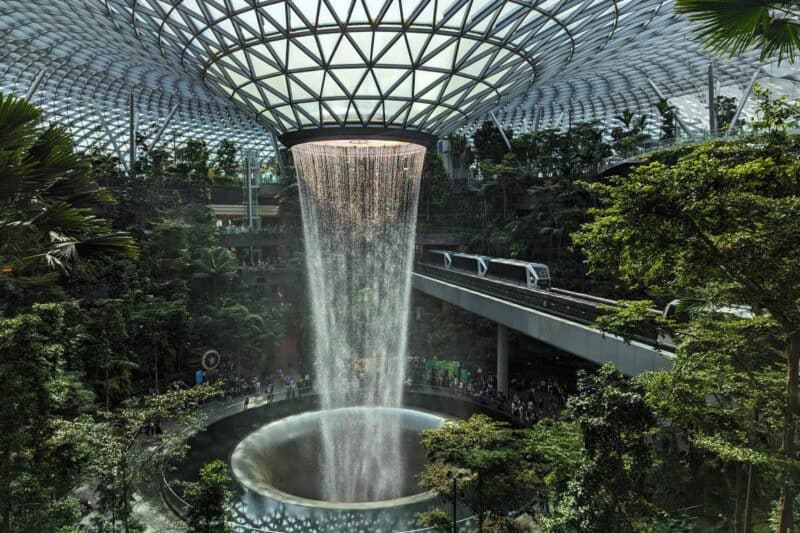Im Jewel Changi am Flughafen Singapur stürzt ein 40 Meter hoher Wasserfall durch eine Öffnung in der Decke in die Tiefe