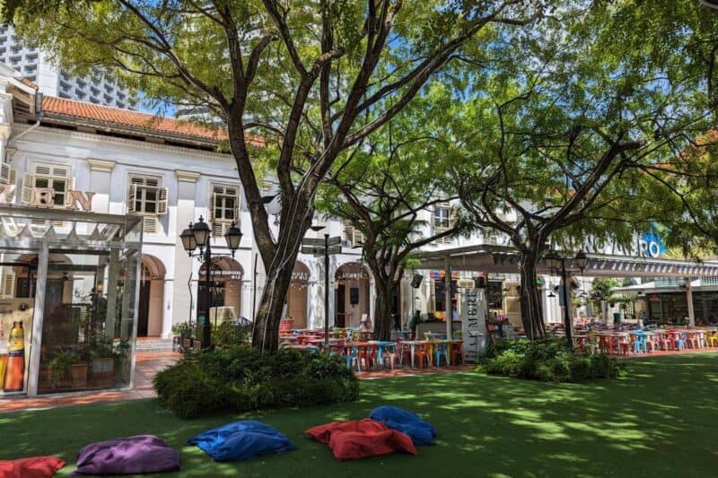 Gartenanlage mit Sitzsäcken und Restauranttischen im Chijmes in Singapur