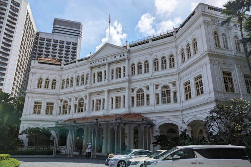 Fassade des Raffles Hotels im Kolonialviertel in Singapur