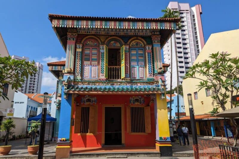 Farbenfroh angestrichene Fassade des House of Tan Teng Niah in Singapur