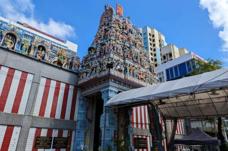 Bunte Skulpturenfassade des Sri Veeramakaliamman Tempels in Singapur