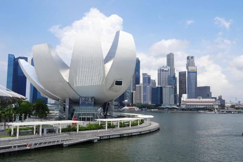 Blütenförmiges Dach des ArtScience-Museums vor der Marina Bay in Singapur