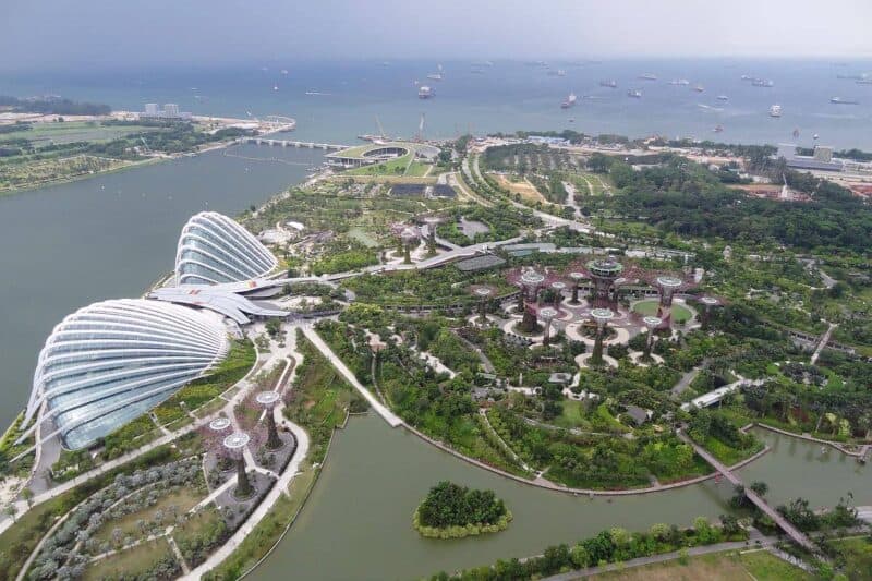Aussicht über die Gardens by the Bay vom SkyPark Observation Deck in Singapur
