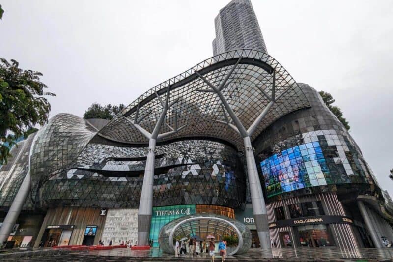 Shopping Mall mit geschwungener Glasarchitektur auf der Orchard Road in Singapur