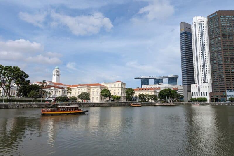 Aussicht über den Singapore River mit Blick auf Victoria Concert Hall und Marina Bay Sands Hotel in Singapur