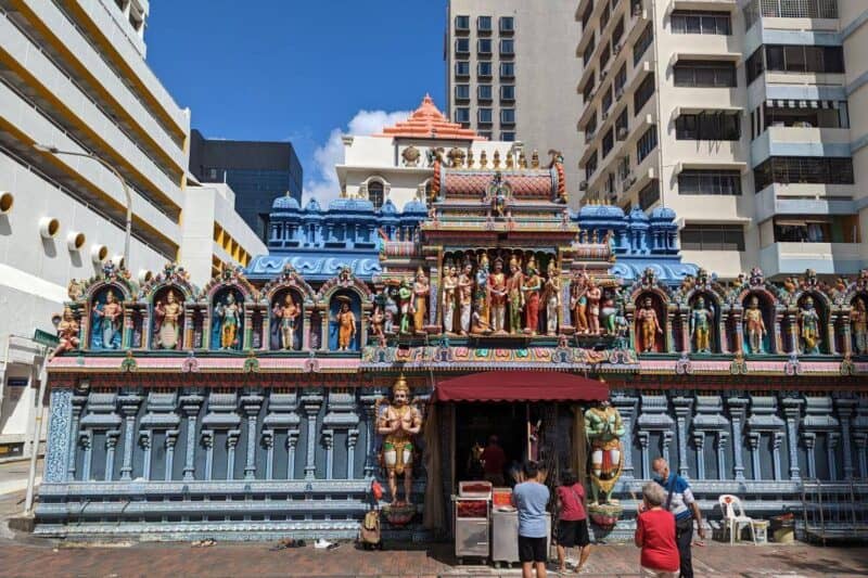 Fein verzierte Fassade des Sri Krishnan Tempels in Singapur