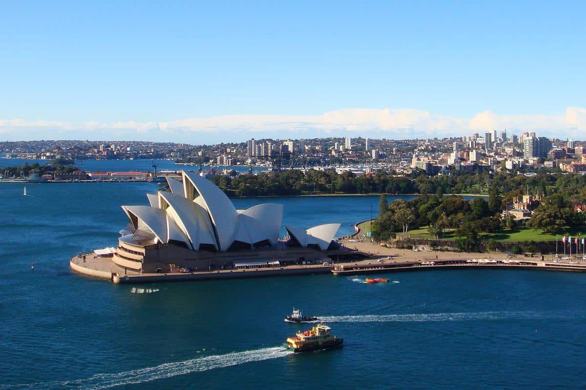Blick über das Opernhaus von Sydney vom Pfeiler der Sydney Harbour Bridge
