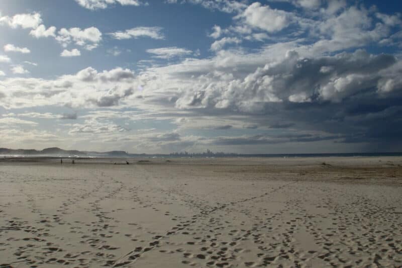 Strand an der Gold Coast mit Blick auf Surfers Paradise