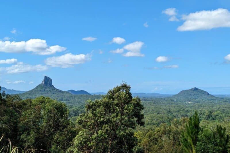 Blick auf die Glass House Mountains