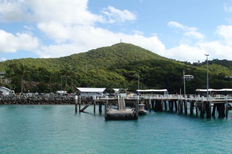 Blick auf einen Bootssteg während der Fährfahrt von Airlie Beach nach Hamilton Island