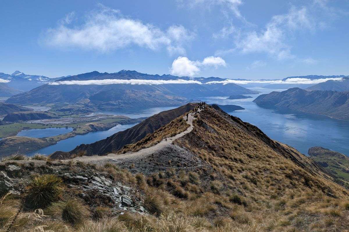 Plane deinen Roadtrip nach Neuseeland mit unserem umfassenden Guide! Entdecke die besten Sehenswürdigkeiten und Reisetipps für dieses vielfältige Land.