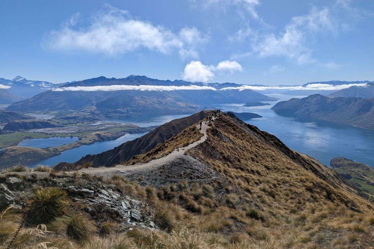Plane deinen Roadtrip durch Neuseeland mit unserem umfassenden Guide! Entdecke die besten Sehenswürdigkeiten und Reisetipps für dieses vielfältige Land.