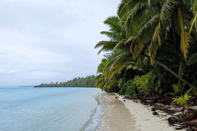 Palmengesäumter Strand des Motu Akaiami auf Aitutaki