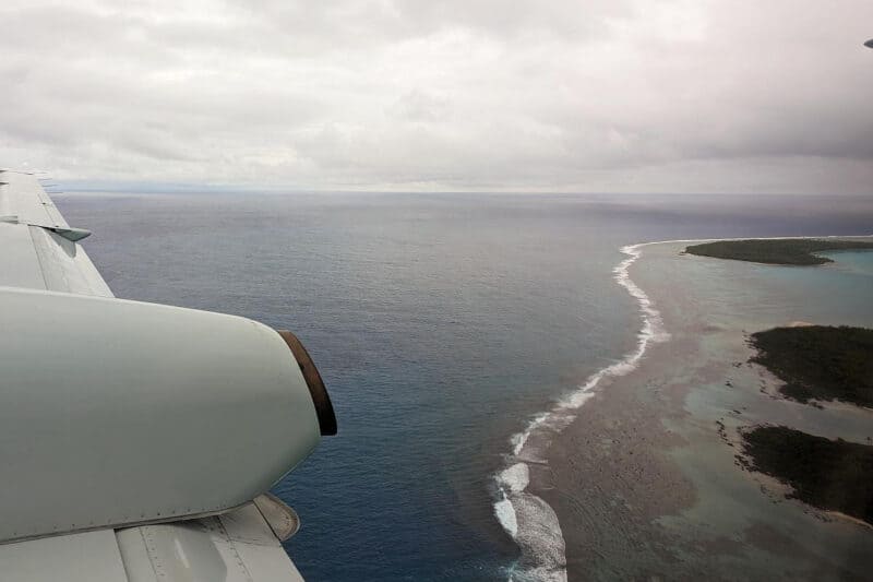 Blick aus dem Flugzeug auf das Saumriff von Aitutaki, das den Ozean von der Lagune trennt