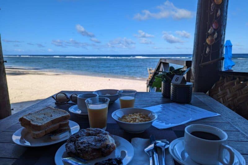 Tisch mit Frühstück direkt am Strand am Manuia Beach auf Rarotonga