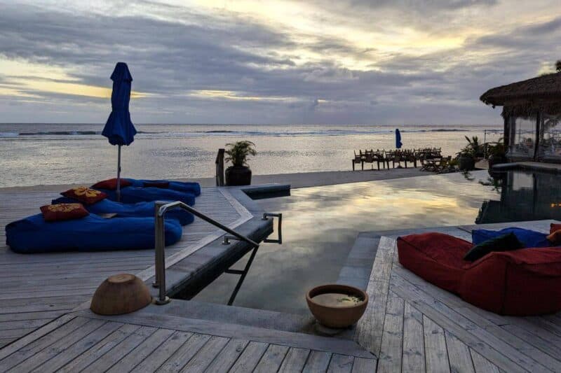 Sonnenuntergang über dem Meer am Hotelpool auf Rarotonga