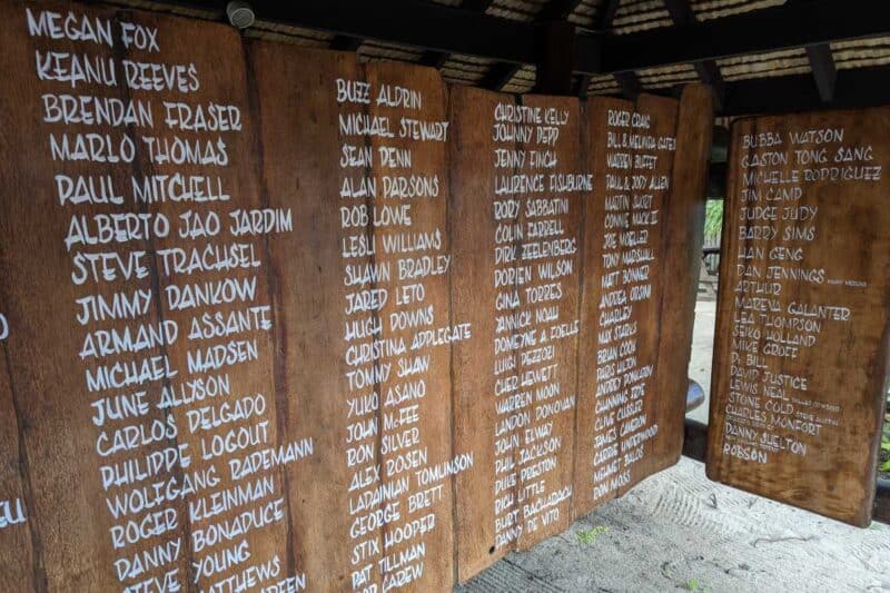 Holztafeln mit Namen von prominenten Gästen vor dem Bloody Mary's