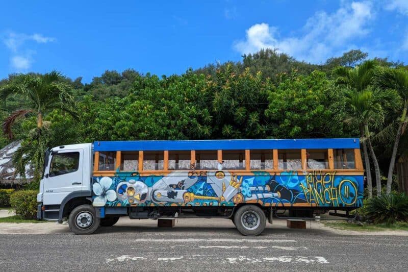 Der Le Truck auf Bora Bora ist ein mit Graffitikunst verzierter LKW mit Sitzbänken anstelle einer Ladefläche
