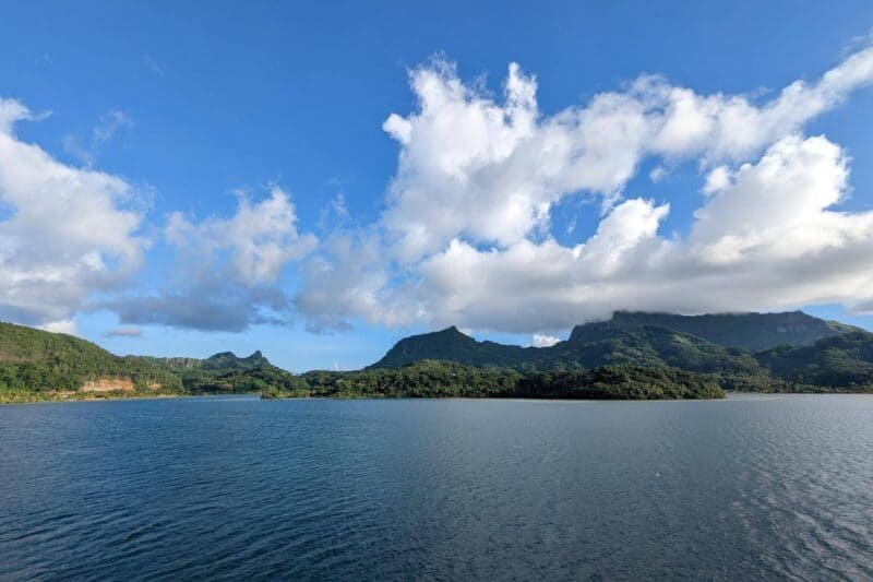Die bergige Insellandschaft von Huahine vom Meer aus gesehen