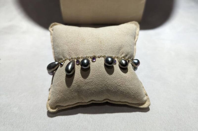 Schwarze Perlen an einem Armband