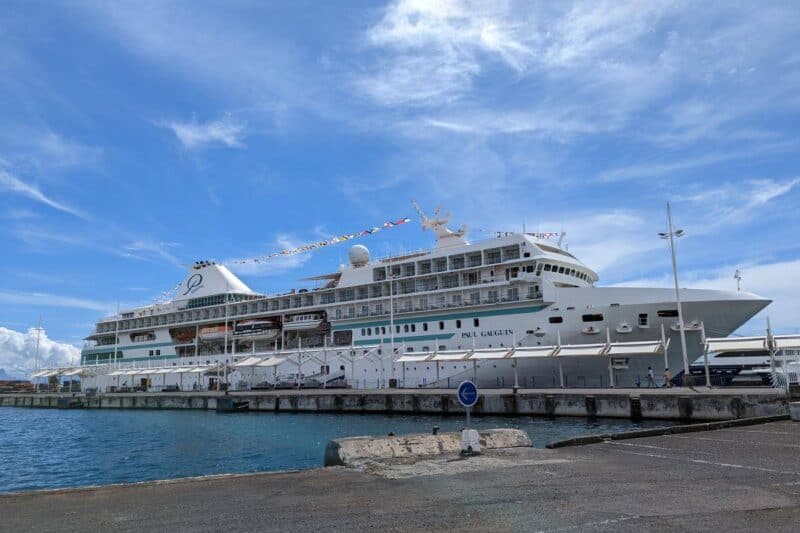 Kreuzfahrtschiff im Hafen von Papeete