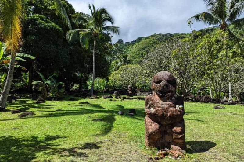 Menschenähnliche Tiki-Statue im marae ‘Ārahurahu auf Tahiti