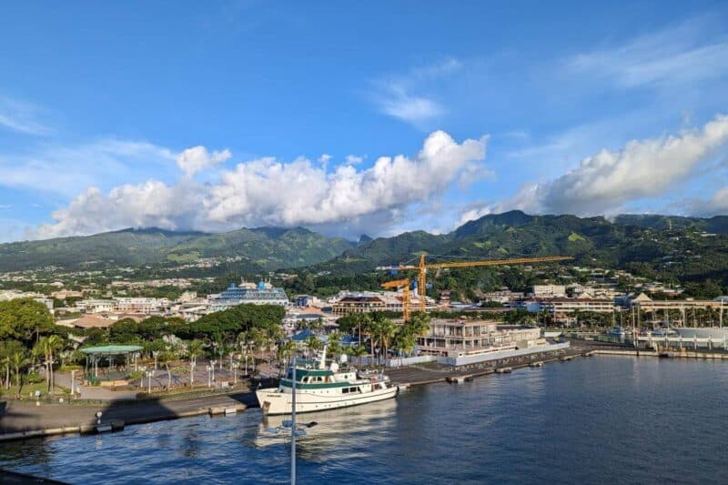 Blick über den Hafen von Papeete mit grün bewaldeten Bergen im Hintergrund