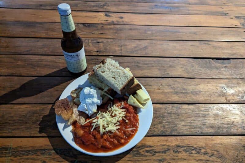 Vegetarisches Chili mit hausgemachtem Brot und selbst mitgebrachtem Cider auf einer Cattle Station