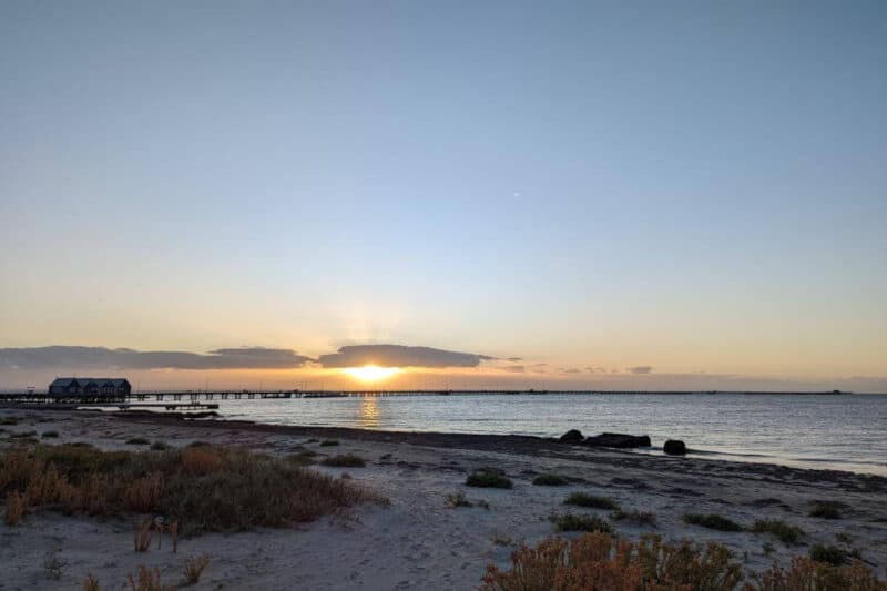 Strand von Busselton mit Blick auf den Steg und tiefstehender Sonne