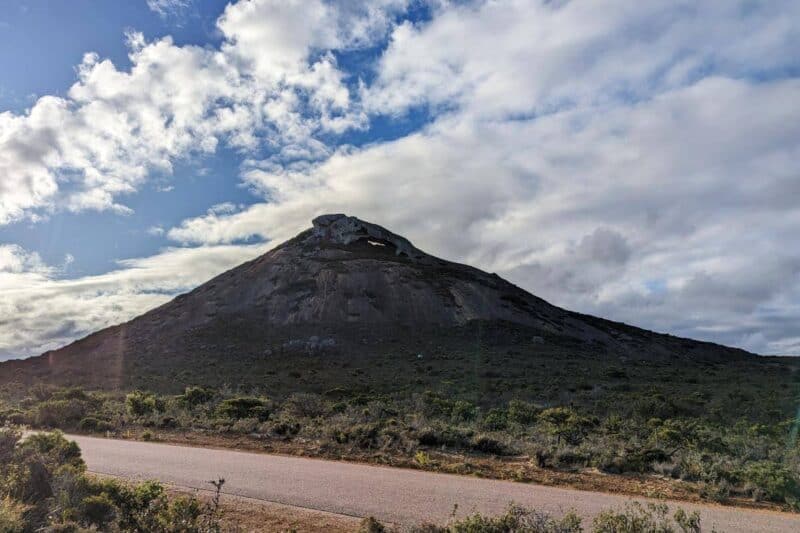 Der spitz zulaufende Frenchman Peak mit seiner charakteristischen Felskappe