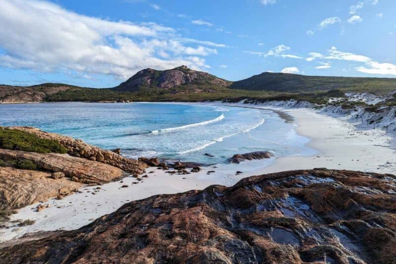 Von Hügeln umringte Bucht mit weißem Sand und leuchtend blauem Wasser in der Thistle Cove im Cape Le Grand National Park