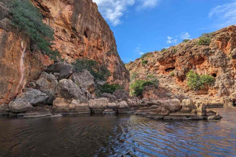 Felsbrocken im Wasser des Yardie Creek