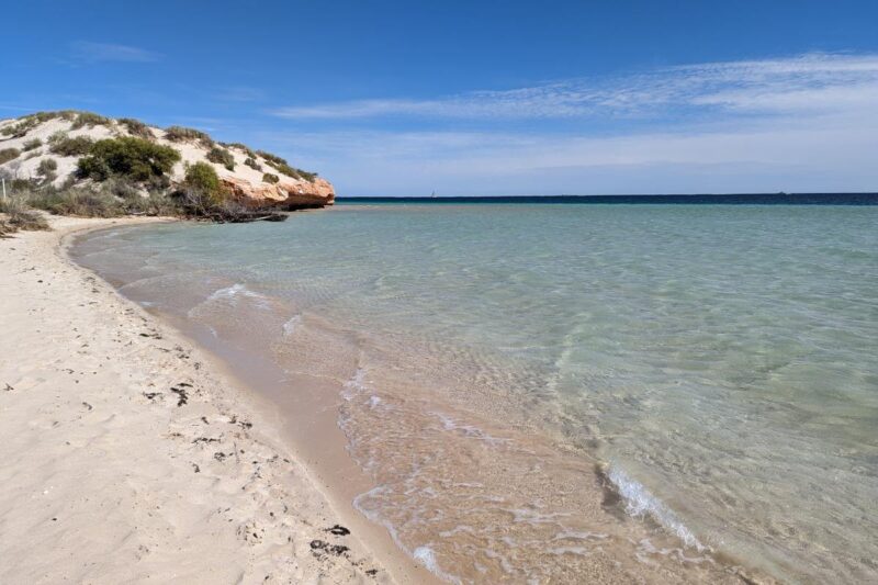 Weißer Sand und glasklares Wasser in Coral Bay