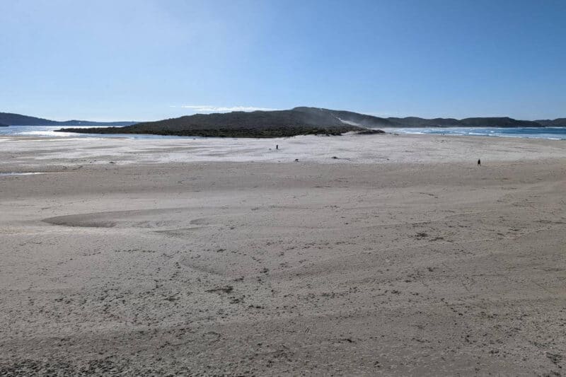 Der weitläufige Sandstrand Denmark Ocean Beach mit Hügellandschaft im Hintergrund