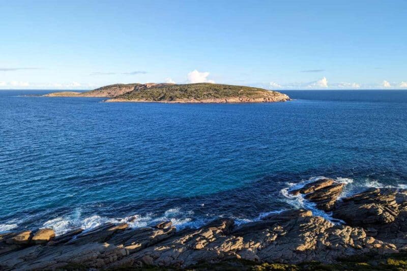 Felsige Küste mit vorgelagerter Insel am Observatory Point auf dem Great Ocean Drive