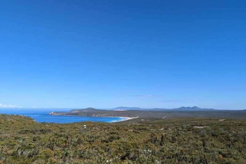 Weitläufige Landschaft mit Buchten und Hügeln von einem Aussichtspunkt beim Mount Barren im Fitzgerald River National Park