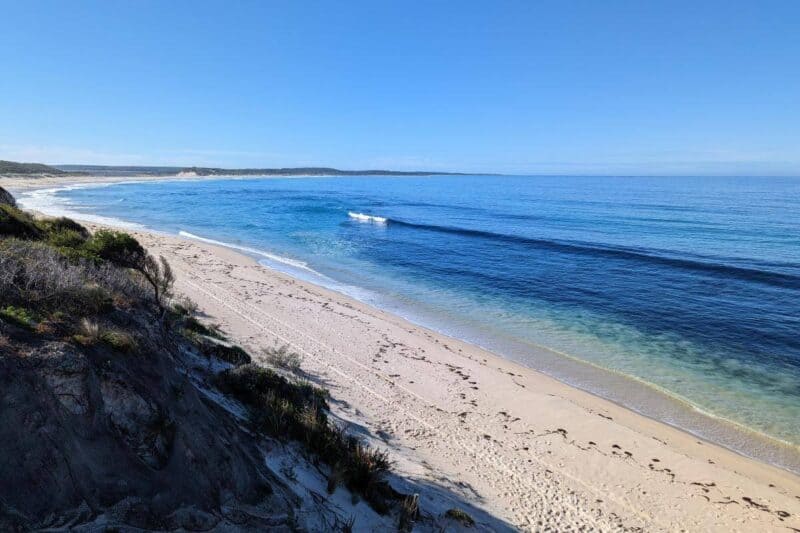 Der langgezogene Sandstrand Four Mile Beach im Fitzgerald River National Park