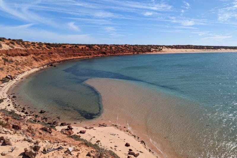 Sandbank vor roter Felsküste am Skipjack Point im François Peron National Park