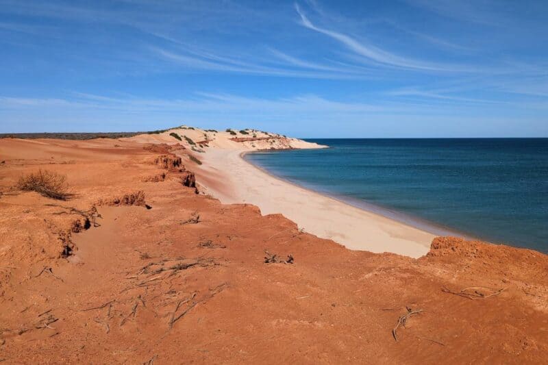 Rote Sanddünen vor weißem Sand und leuchtend blauem Meer im François Peron National Park