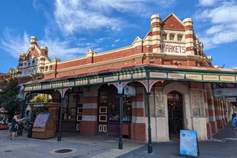 Altes Backsteingebäude mit schmiedeeisernem Vordach mit der Aufschrift Fremantle Markets