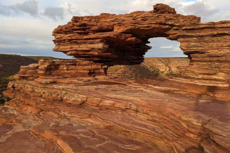 Erodiertes, rötliches Schichtgestein bildet einen Bogen im Kalbarri National Park
